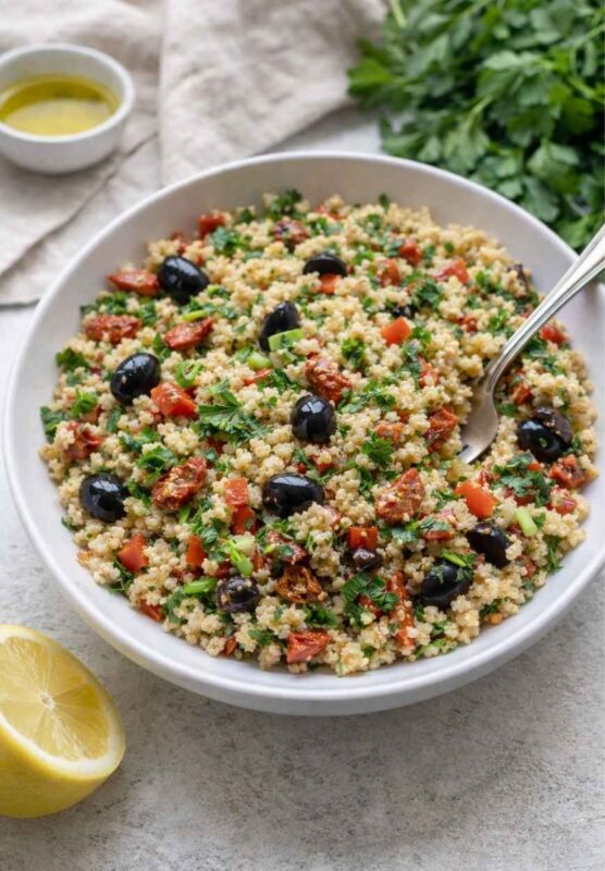 Mediterraner Bulgursalat mit getrockneten Tomaten und Oliven