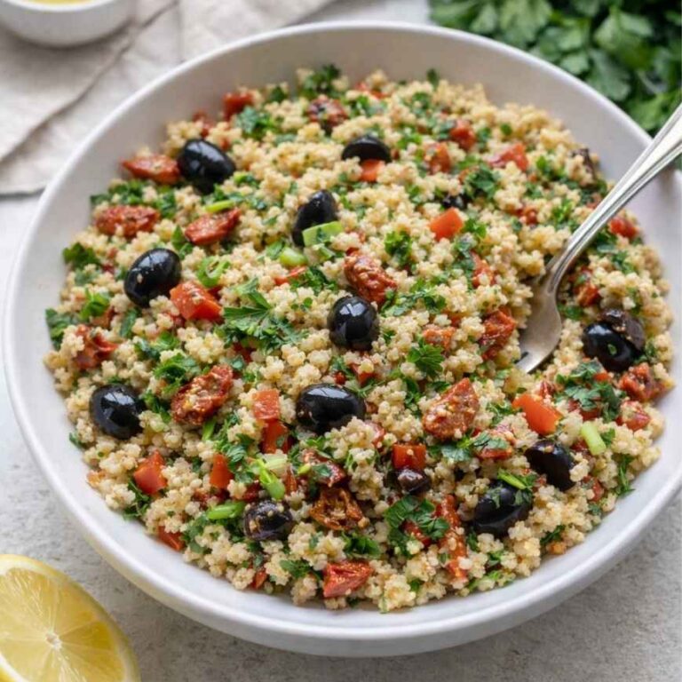 Mediterraner Bulgursalat mit getrockneten Tomaten und Oliven