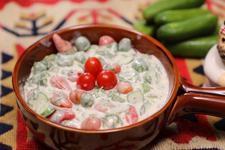 Gemischter Salat mit Tahini-Dressing