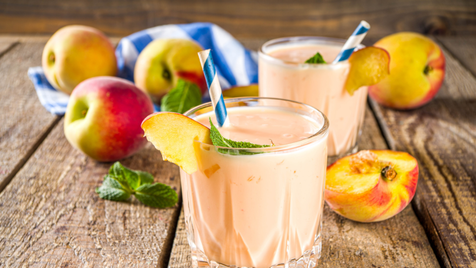 Aprikosen-Hafermilch-Smoothie mit Vanille und Datteln