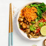 Asian Noodle Bowl mit Tofu, Pilzen, Brokkolini, Artischocken & Chili