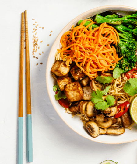 Asian Noodle Bowl mit Tofu, Pilzen, Brokkolini, Artischocken & Chili