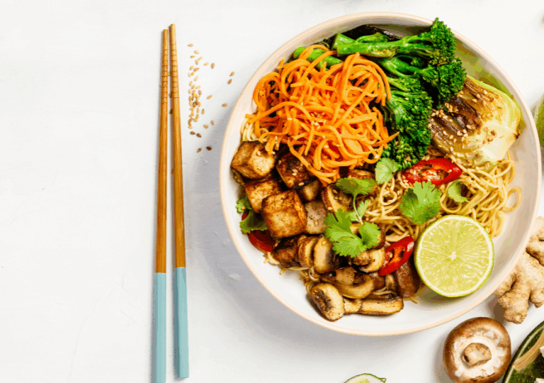 Asian Noodle Bowl mit Tofu, Pilzen, Brokkolini, Artischocken & Chili