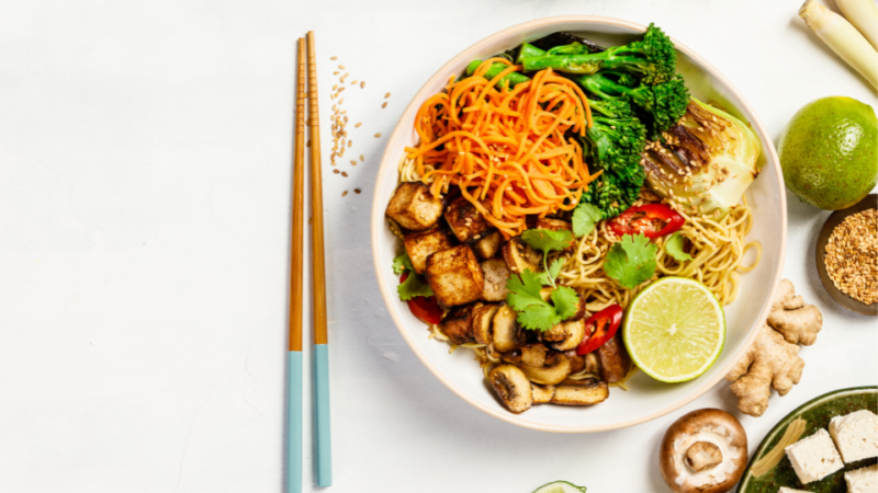 Asian Noodle Bowl mit Tofu, Pilzen, Brokkolini, Artischocken & Chili