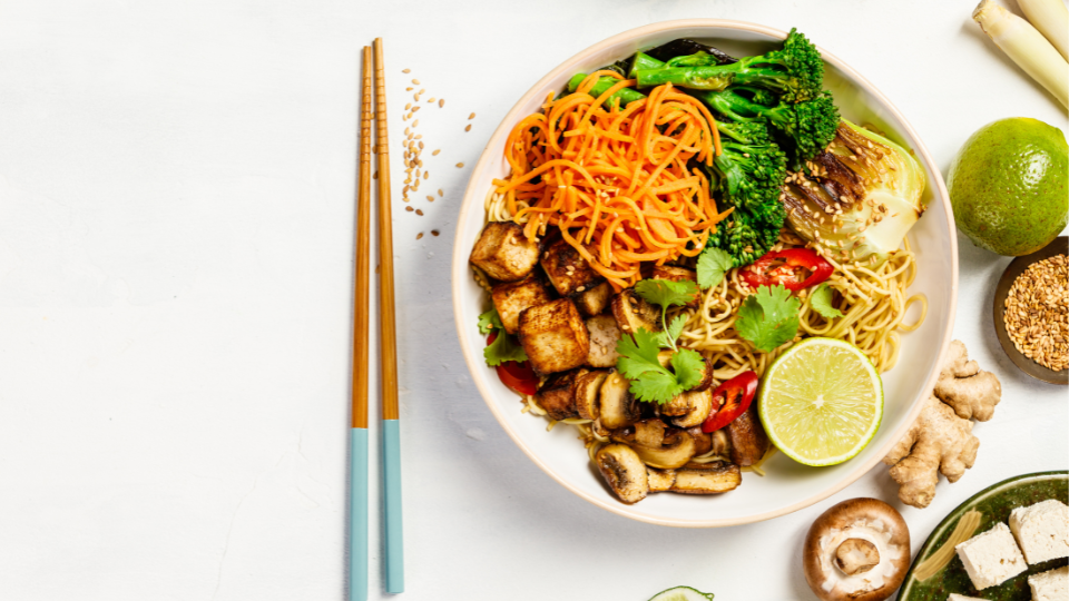 Asian Noodle Bowl mit Tofu, Pilzen, Brokkolini, Artischocken & Chili