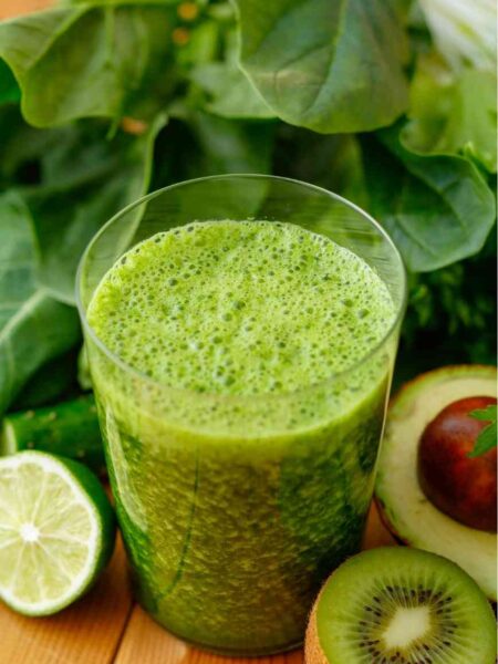 Avocado-Kiwi-Smoothie mit Spinat und Zitronensaft