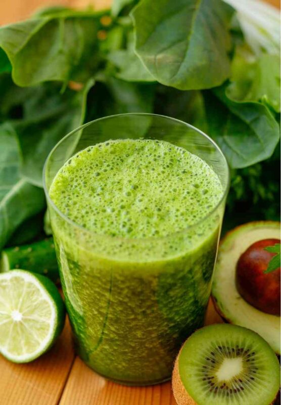 Avocado-Kiwi-Smoothie mit Spinat und Zitronensaft