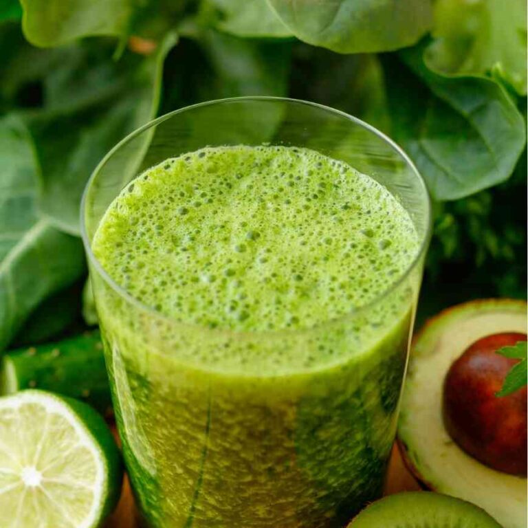 Avocado-Kiwi-Smoothie mit Spinat und Zitronensaft