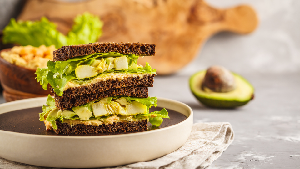 Hummus-Avocado-Sandwich