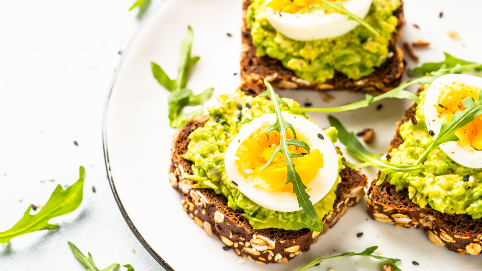 Avocado-Toast mit Ei und Rucola