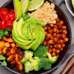 Avocado-Quinoa-Bowl mit Kichererbsen & Gemüse