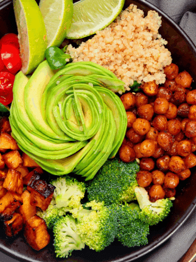 Avocado-Quinoa-Bowl mit Kichererbsen & Gemüse
