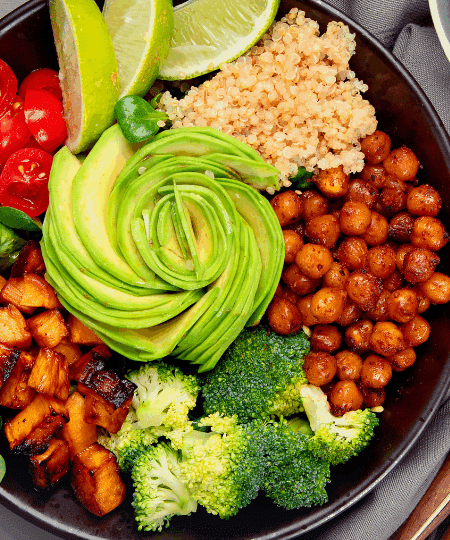 Avocado-Quinoa-Bowl mit Kichererbsen & Gemüse