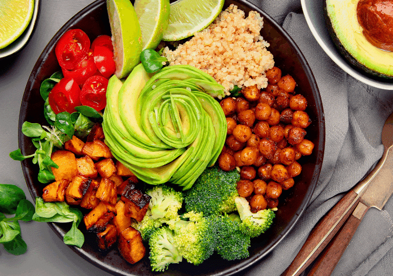 Avocado-Quinoa-Bowl mit Kichererbsen & Gemüse