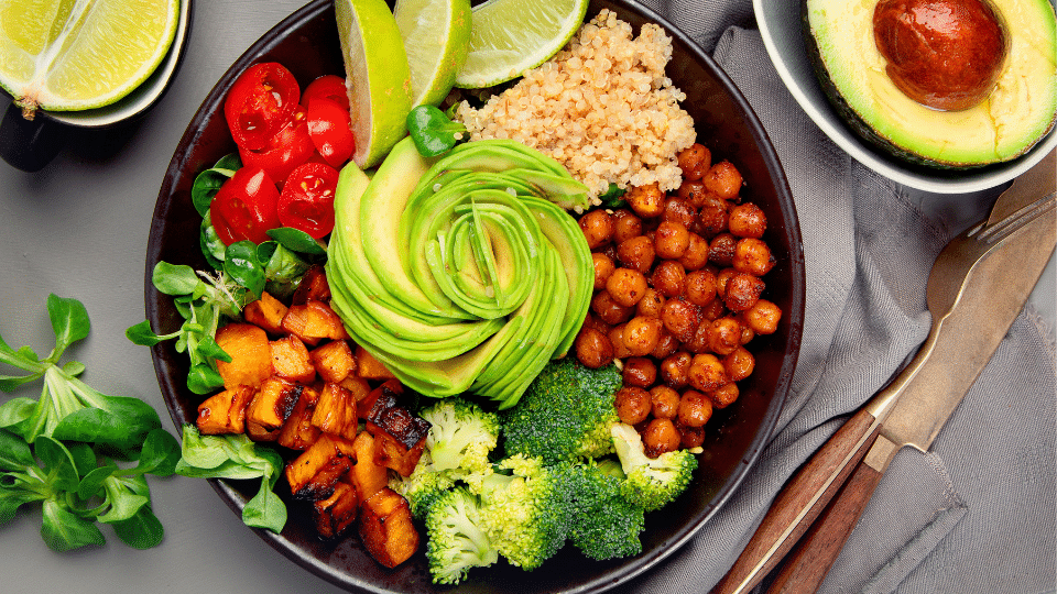 Avocado-Quinoa-Bowl mit Kichererbsen & Gemüse