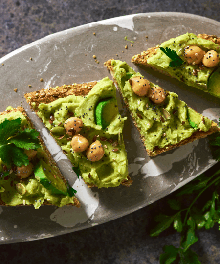 Avocado-Toast mit Kichererbsen und Zitrone (Vegan)