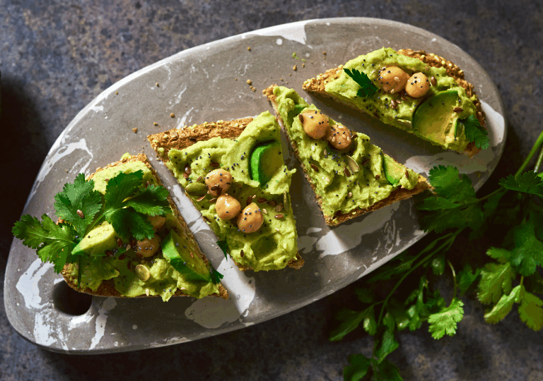 Avocado-Toast mit Kichererbsen und Zitrone (Vegan)
