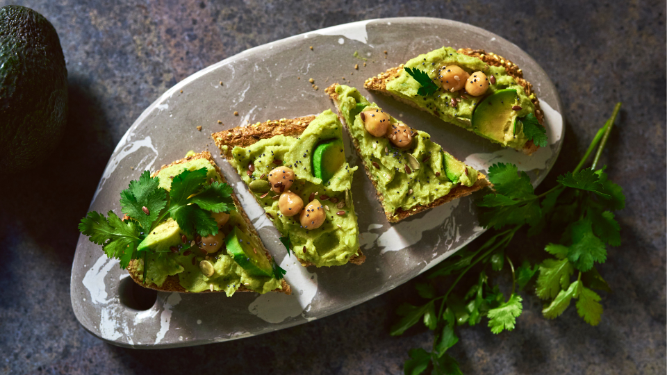 Avocado-Toast mit Kichererbsen und Zitrone (Vegan)