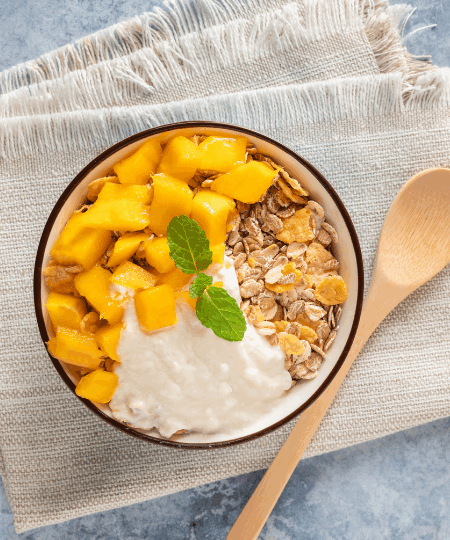 Frühstücks-Bowl mit Joghurt, Granola und Mango