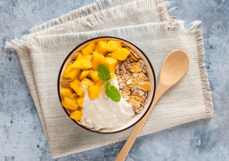 Frühstücks-Bowl mit Joghurt, Granola und Mango