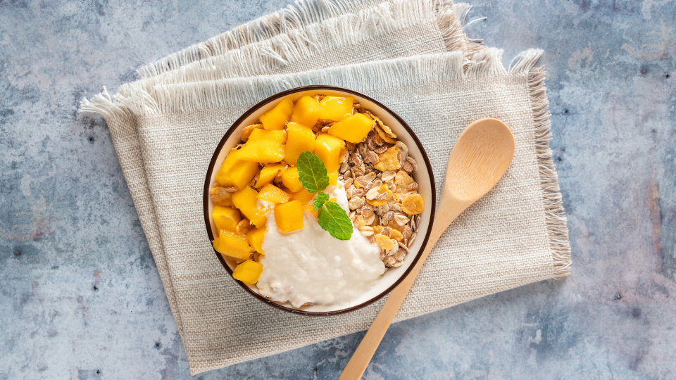 Frühstücks-Bowl mit Joghurt, Granola und Mango