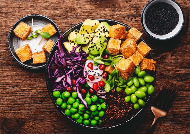 Tofu-Green Bowl mit Avocado & Schwarzer Quinoa