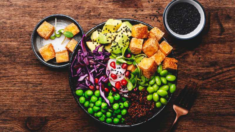 Tofu-Green Bowl mit Avocado & Schwarzer Quinoa