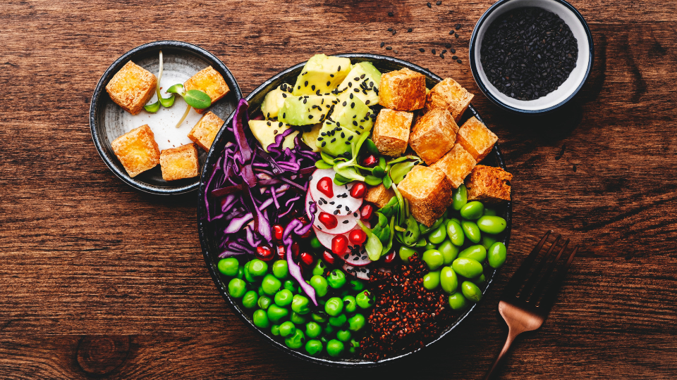 Tofu-Green Bowl mit Avocado & Schwarzer Quinoa