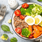 Eier Bowl mit Bulgur, Avocado und Gemüse