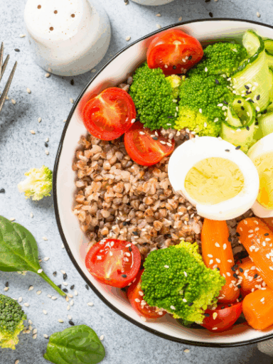 Eier Bowl mit Bulgur, Avocado und Gemüse