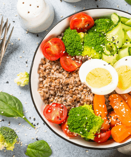 Eier Bowl mit Bulgur, Avocado und Gemüse
