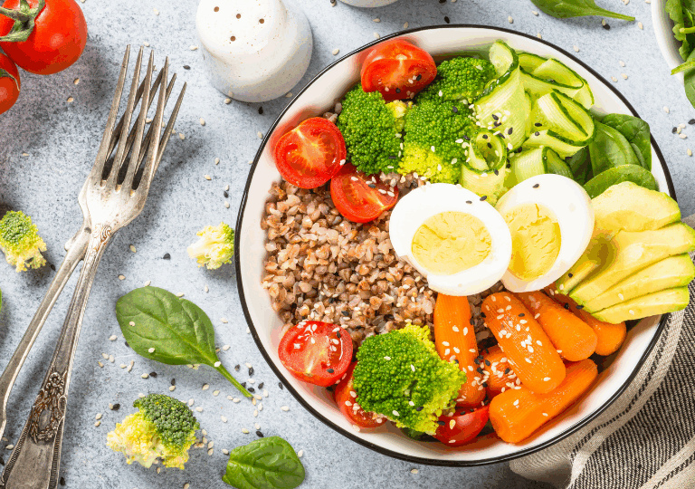 Eier Bowl mit Bulgur, Avocado und Gemüse