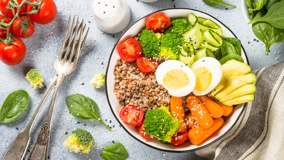 Eier Bowl mit Bulgur, Avocado und Gemüse