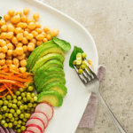 Veggie Bowl mit Kichererbsen, Avocado & Gemüse