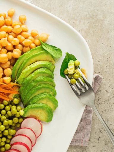 Veggie Bowl mit Kichererbsen, Avocado & Gemüse