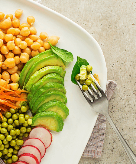 Veggie Bowl mit Kichererbsen, Avocado & Gemüse