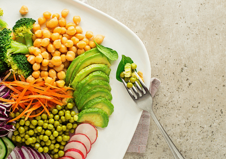 Veggie Bowl mit Kichererbsen, Avocado & Gemüse