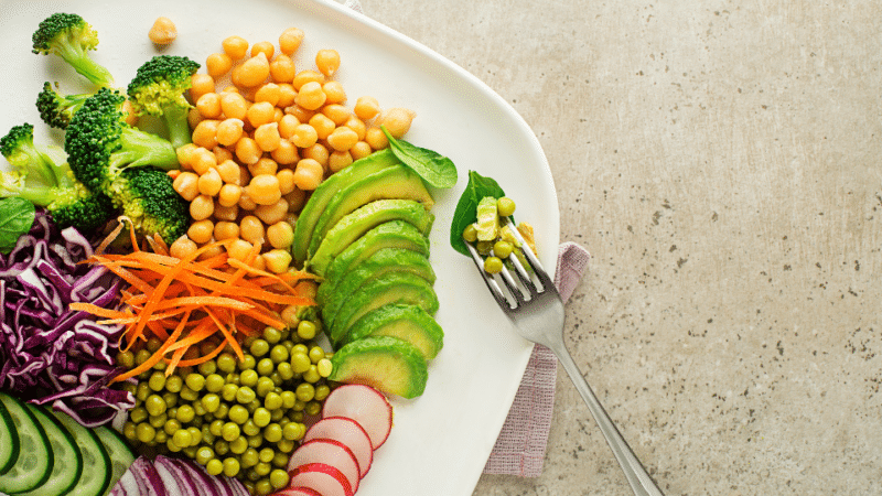 Veggie Bowl mit Kichererbsen, Avocado & Gemüse