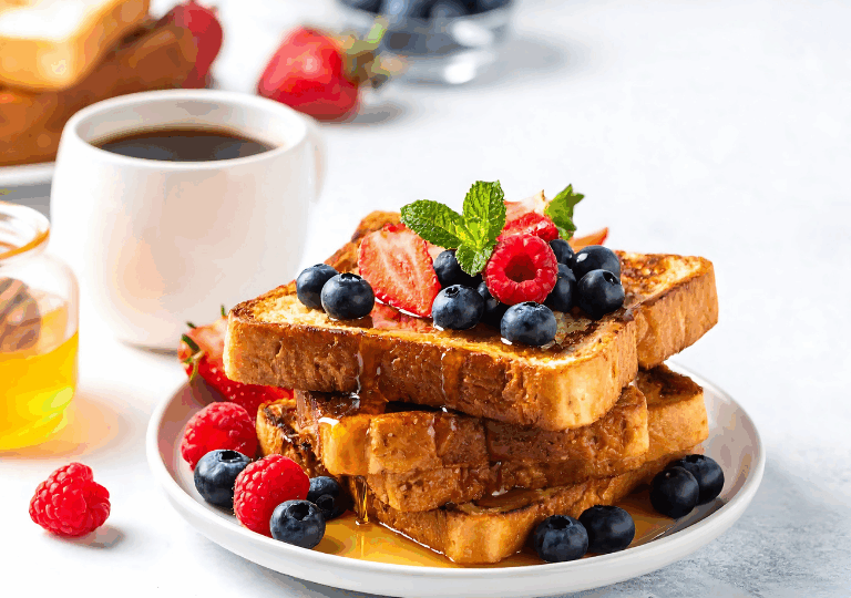 French Toast mit Beeren und Ahornsirup