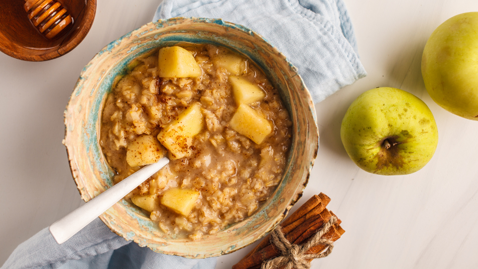 Haferbrei mit Äpfeln und Zimt