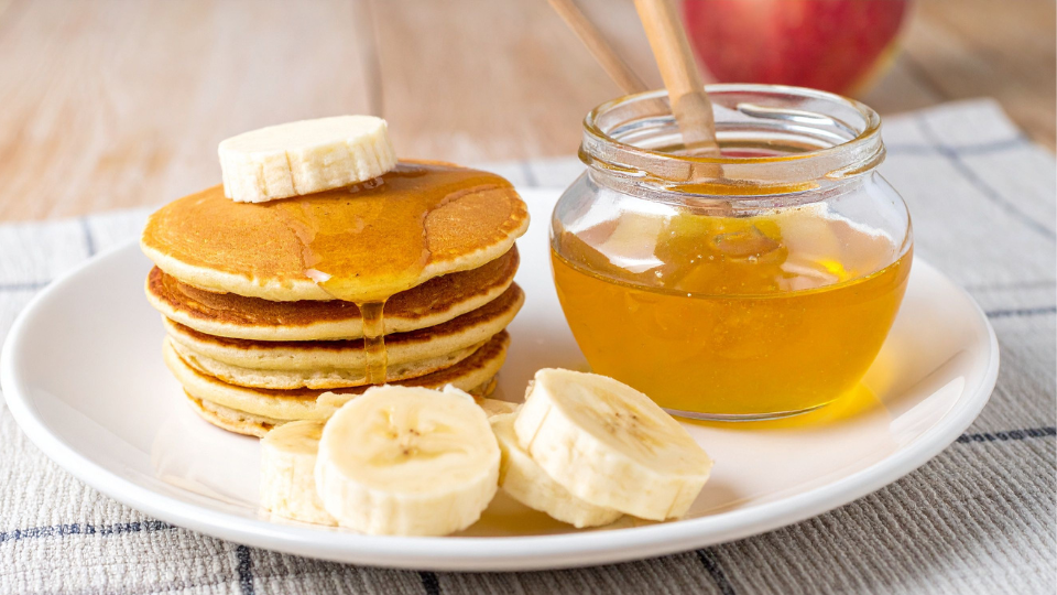 Pfannkuchen mit Banane und Honig