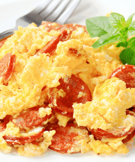 Rührei mit Kräutern und Tomaten