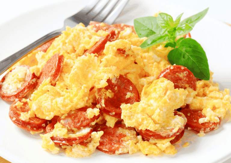 Rührei mit Kräutern und Tomaten