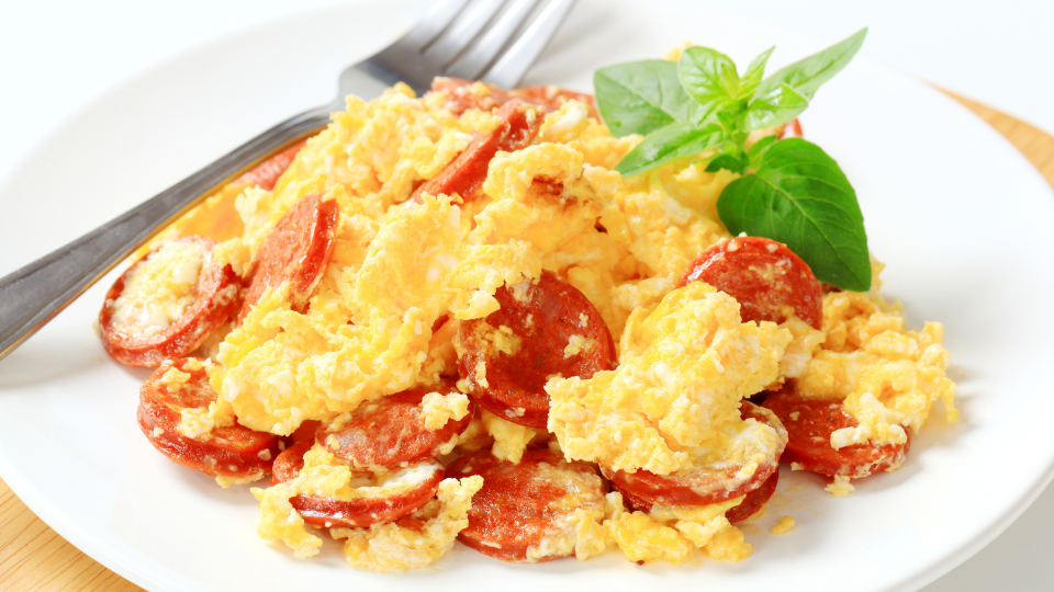 Rührei mit Kräutern und Tomaten