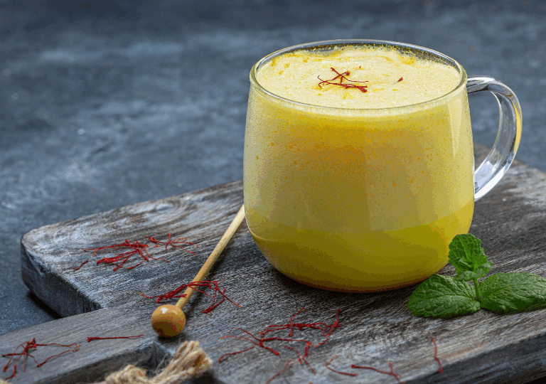 Safran-Milch (Heiße Safranmilch)