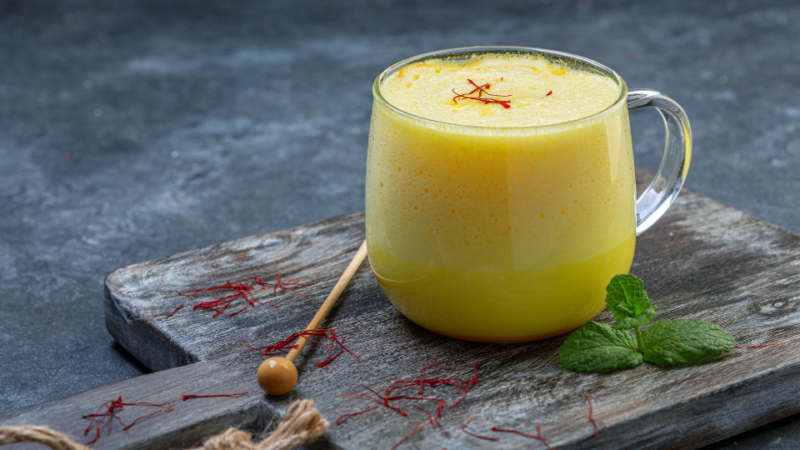 Safran-Milch (Heiße Safranmilch)