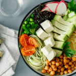Noodle Bowl mit Tofu, Avocado & Schwarzer Quinoa