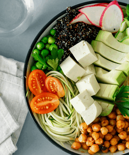 Noodle Bowl mit Tofu, Avocado & Schwarzer Quinoa