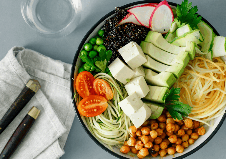 Noodle Bowl mit Tofu, Avocado & Schwarzer Quinoa