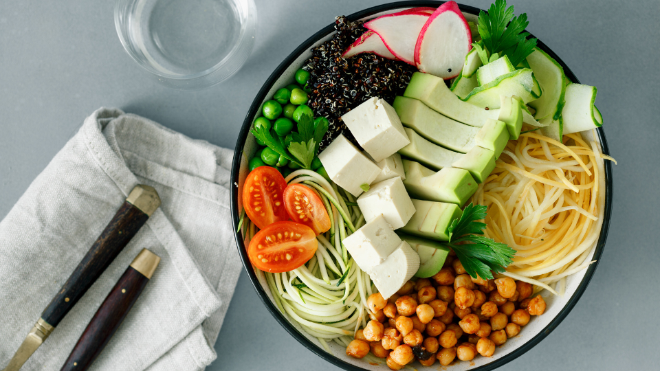 Noodle Bowl mit Tofu, Avocado & Schwarzer Quinoa